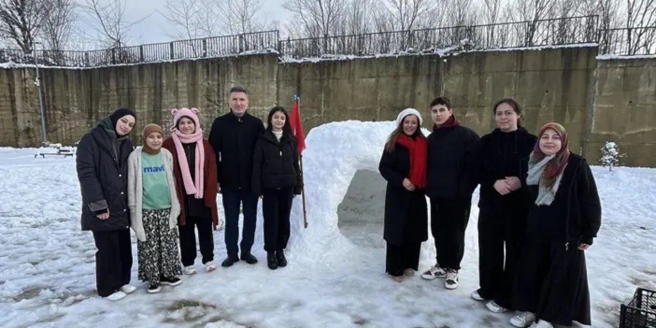 Ordu’da lise öğrencilerinden kardan iglo