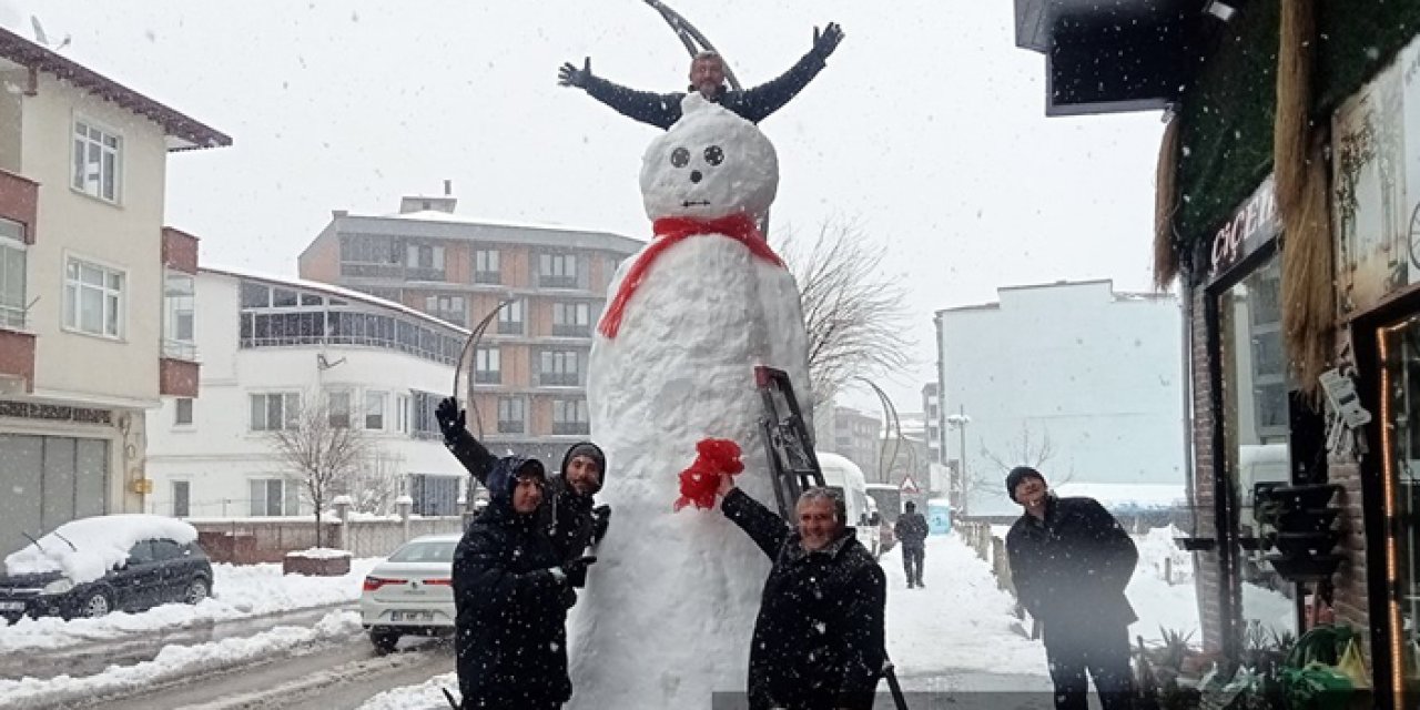 Samsun'da esnaftan 3 metrelik kardan adam