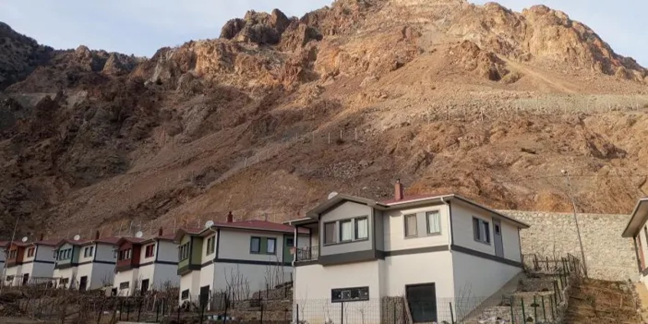 Artvin Tekkale köyünde kaya tehdidine tel örgülü çözüm!