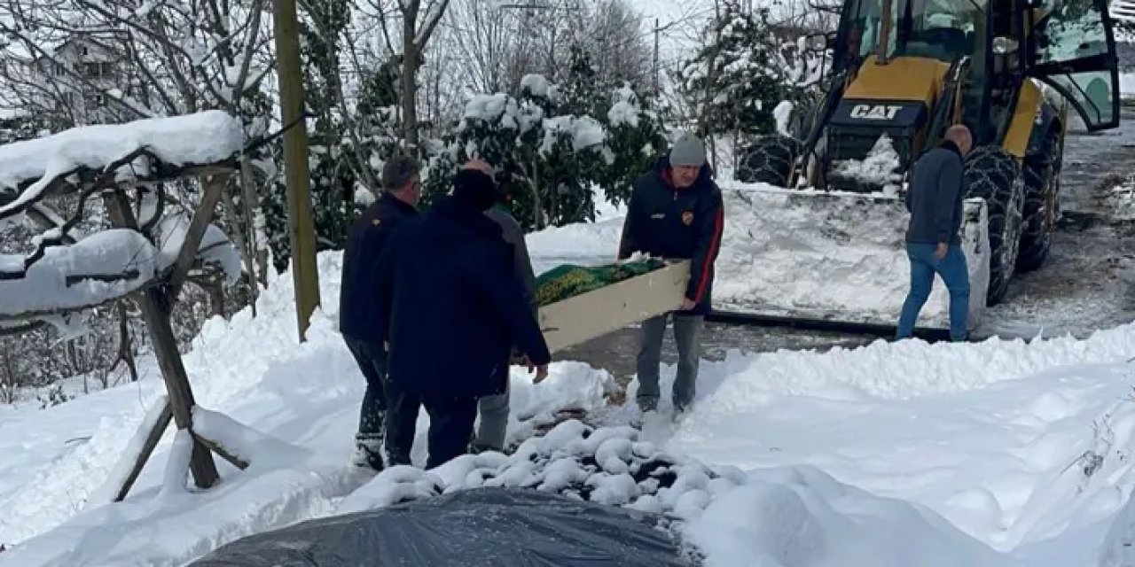 Rize’de cenazeye kar engeli! Tabut iş makinesi ile taşındı