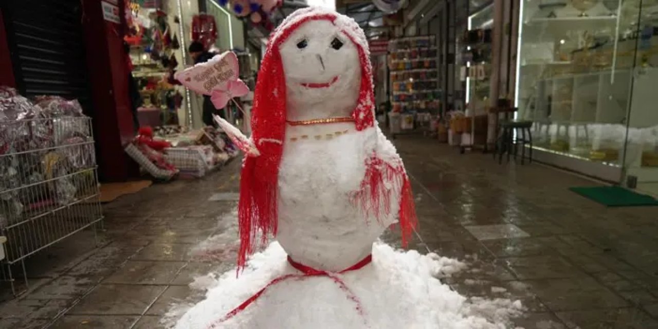 Samsun’da alışılmışın dışına çıkıldı! Kardan gelin görenleri şaşırttı