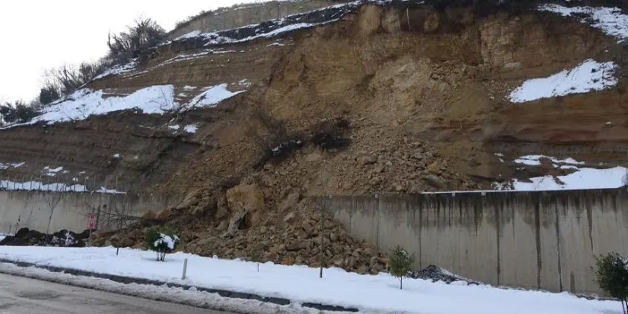 Ordu'da heyelan anı kamerada: Karadeniz-Akdeniz Yolu ulaşıma kapandı