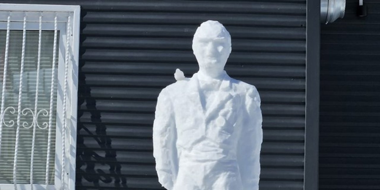 Ordu'da emekli öğretmen kardan Atatürk heykeli yaptı