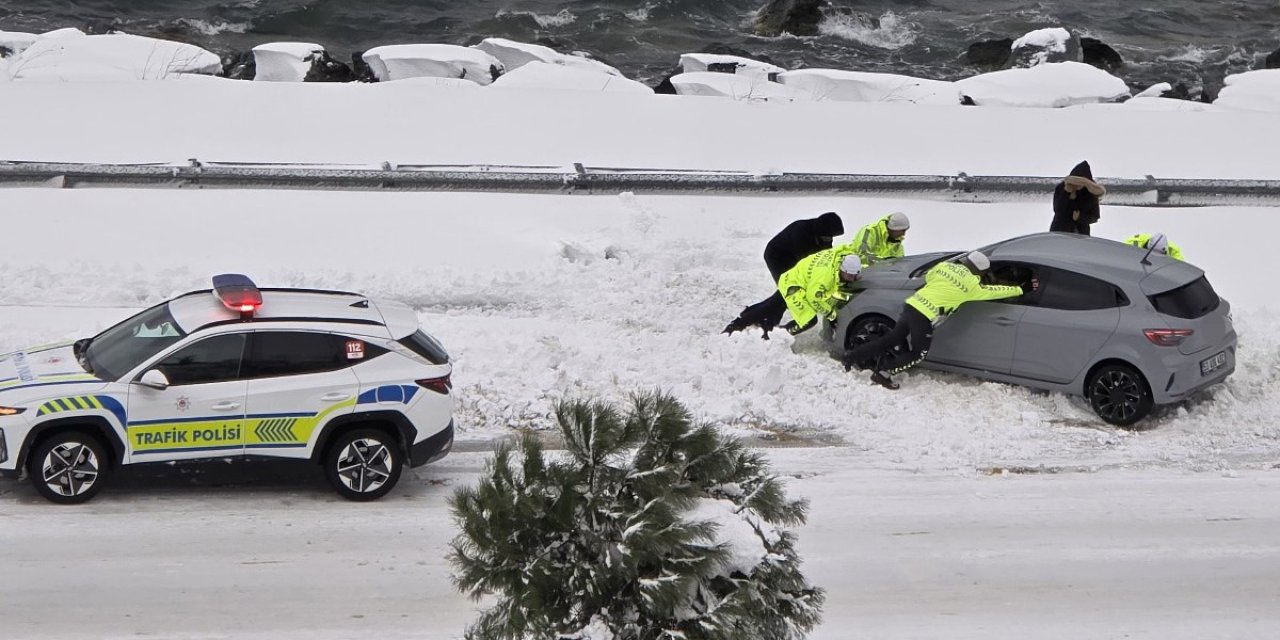 Karadeniz Sahil Yolu'nda bozulan aracı trafik polisleri itti