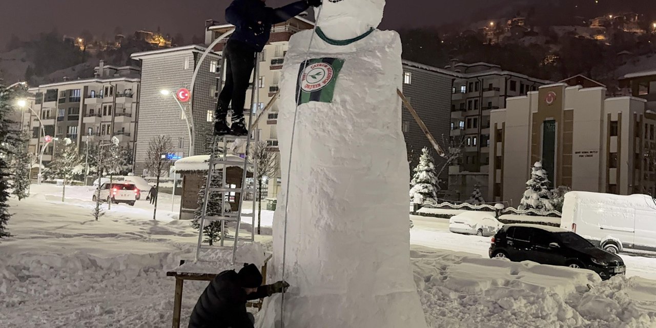 Rizeli gençlerden 4,5 metrelik kardan adam