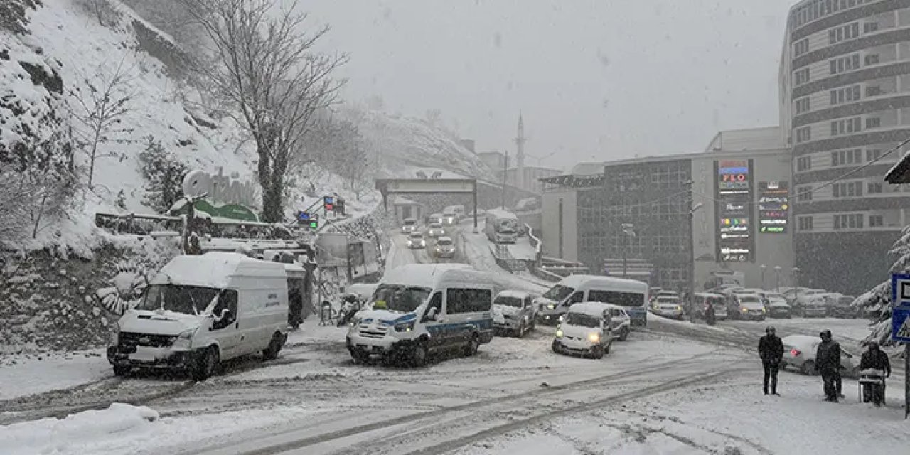 Karadeniz'de kar esareti! 1180 yerleşim yeri ulaşıma kapandı