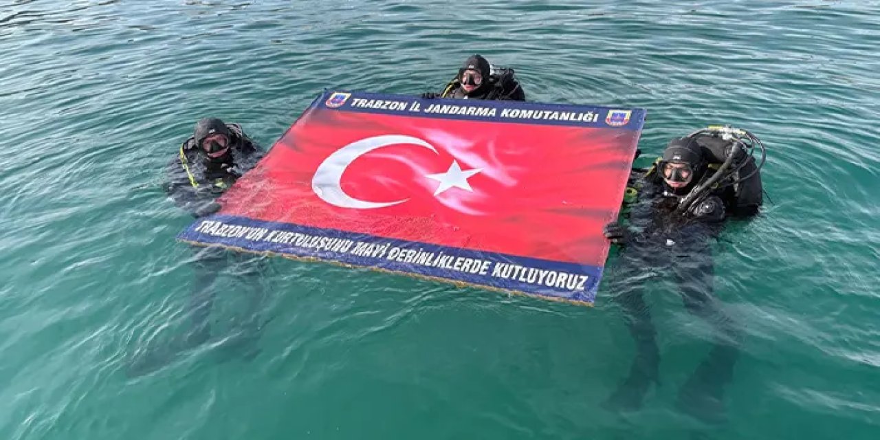 Trabzon'da Jandarma SAK timlerinden deniz üzerinde kutlama!