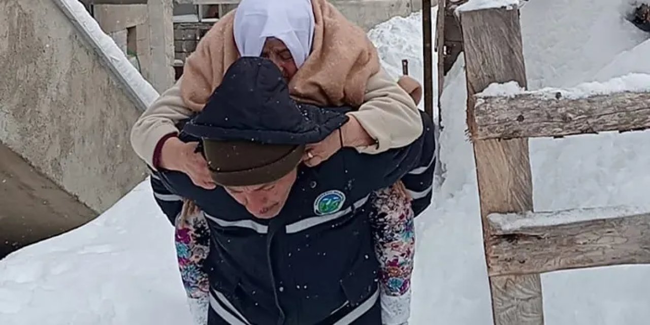 Ambulans ulaşamayınca belediye personeli devreye girdi! 95 yaşındaki kadını sırtında taşıdı