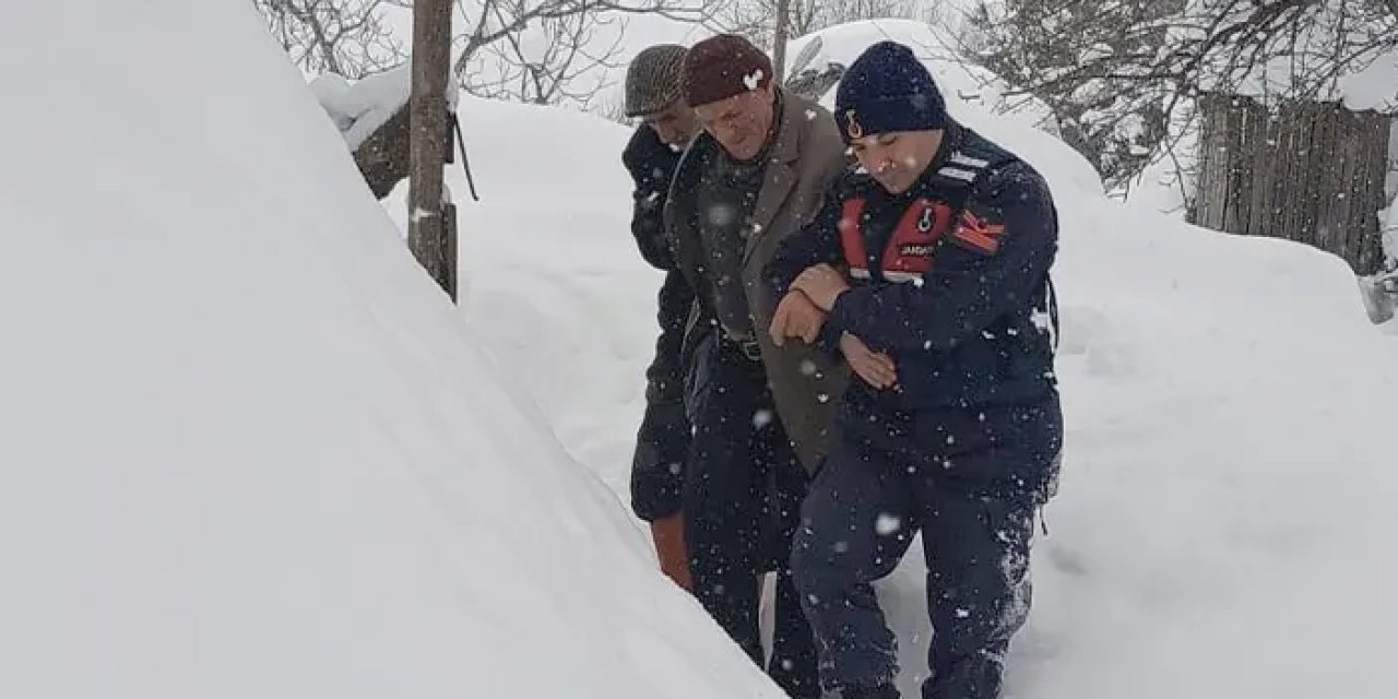 Samsun’da jandarma seferber oldu: Kapanan yolda mahsur kalan hasta kurtarıldı!