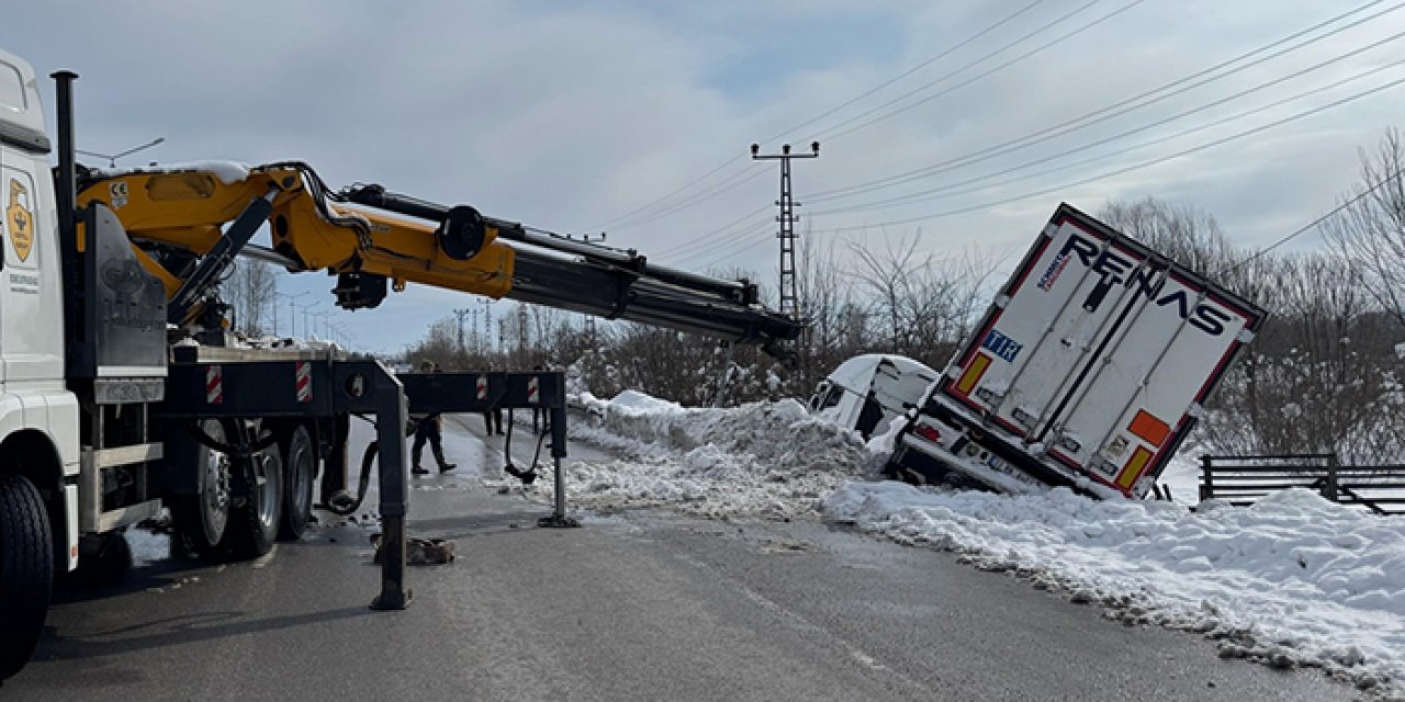 Samsun'da devrilen TIR'a 4 gün sonra müdahale edilebildi
