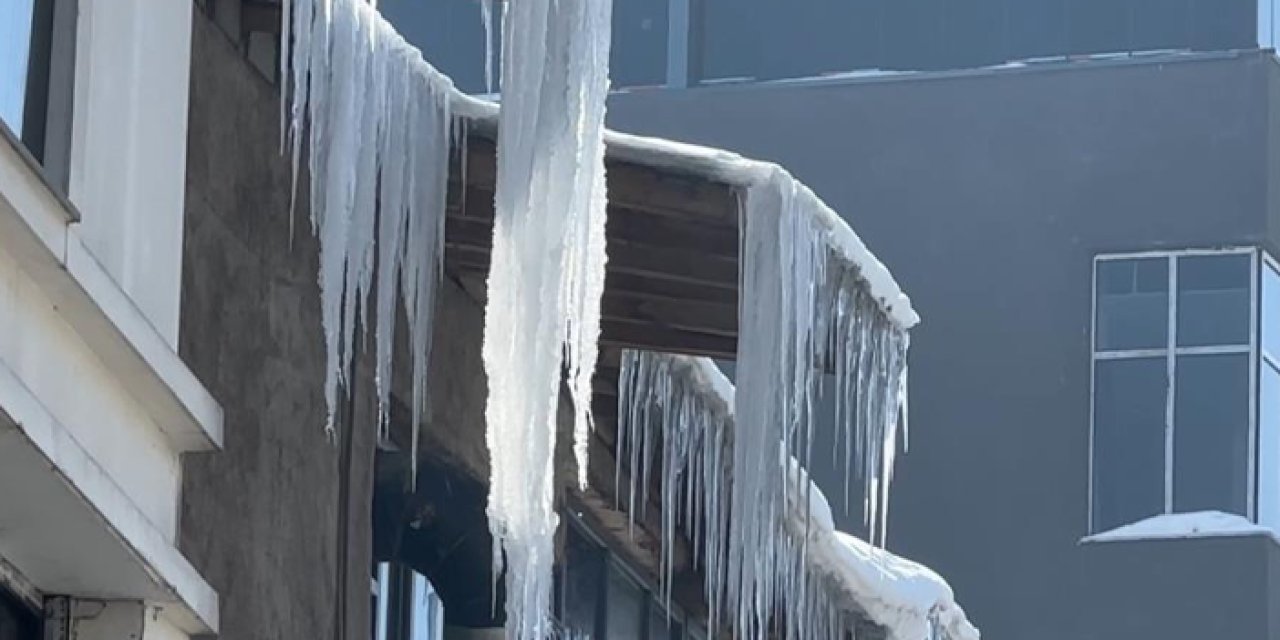 Kentte soğuk hava etkili oldu! 2 metrelik buz sarkıtları oluştu