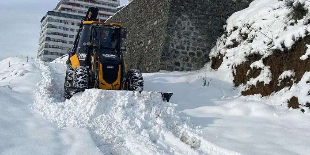 Samsun Canik’te karla mücadelede sıcak ikram