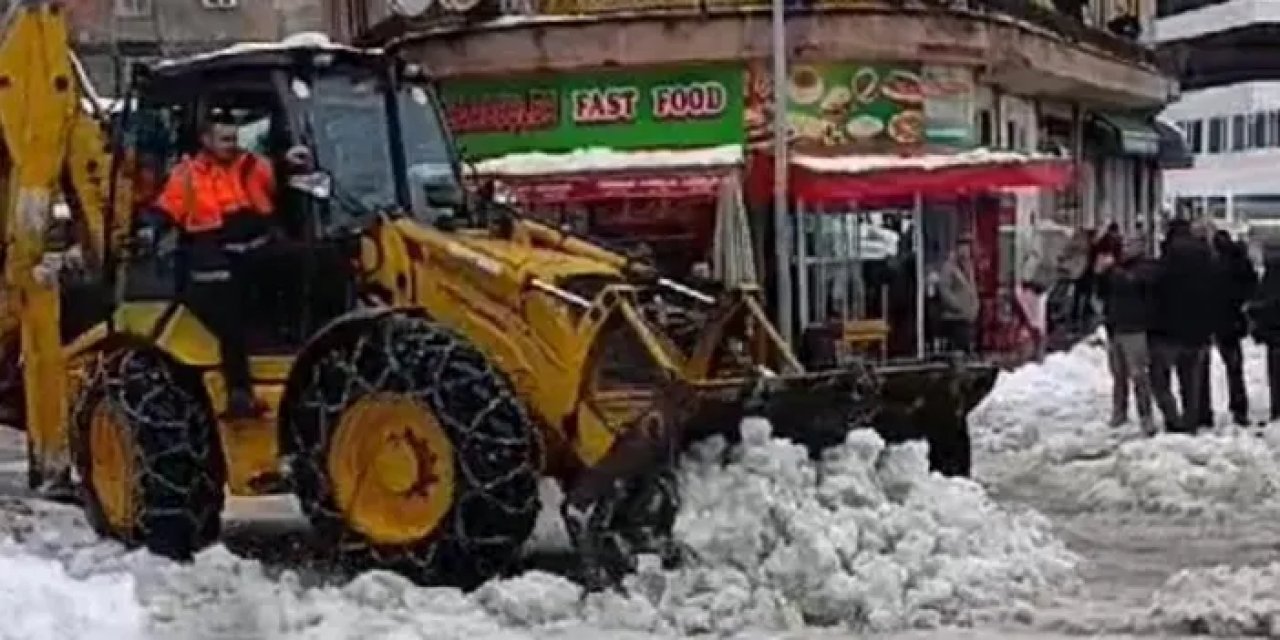 Rize’de komiser iş makinesinin direksiyonuna geçerek karla mücadele etti