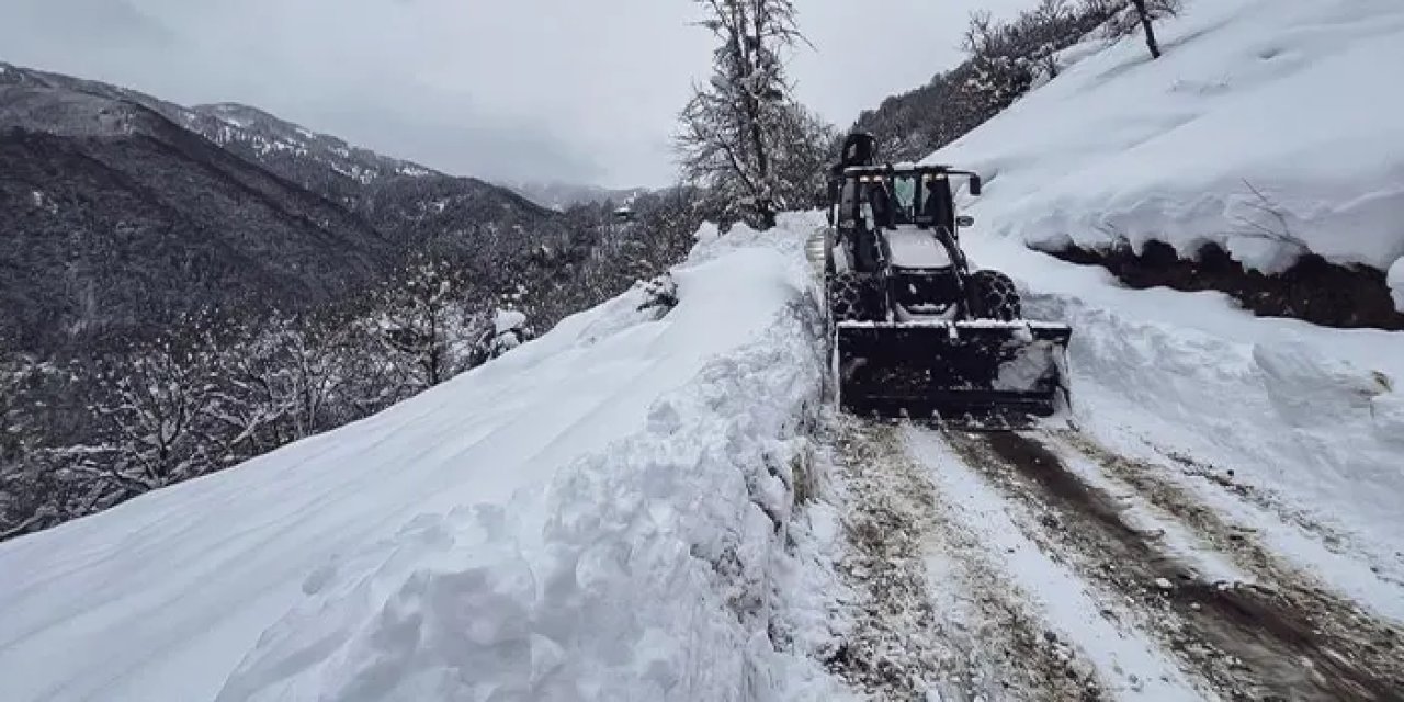 Rize’de kar yağışı hayatı olumsuz etkiledi: 73 köy yolu kapandı, eğitime ara verildi