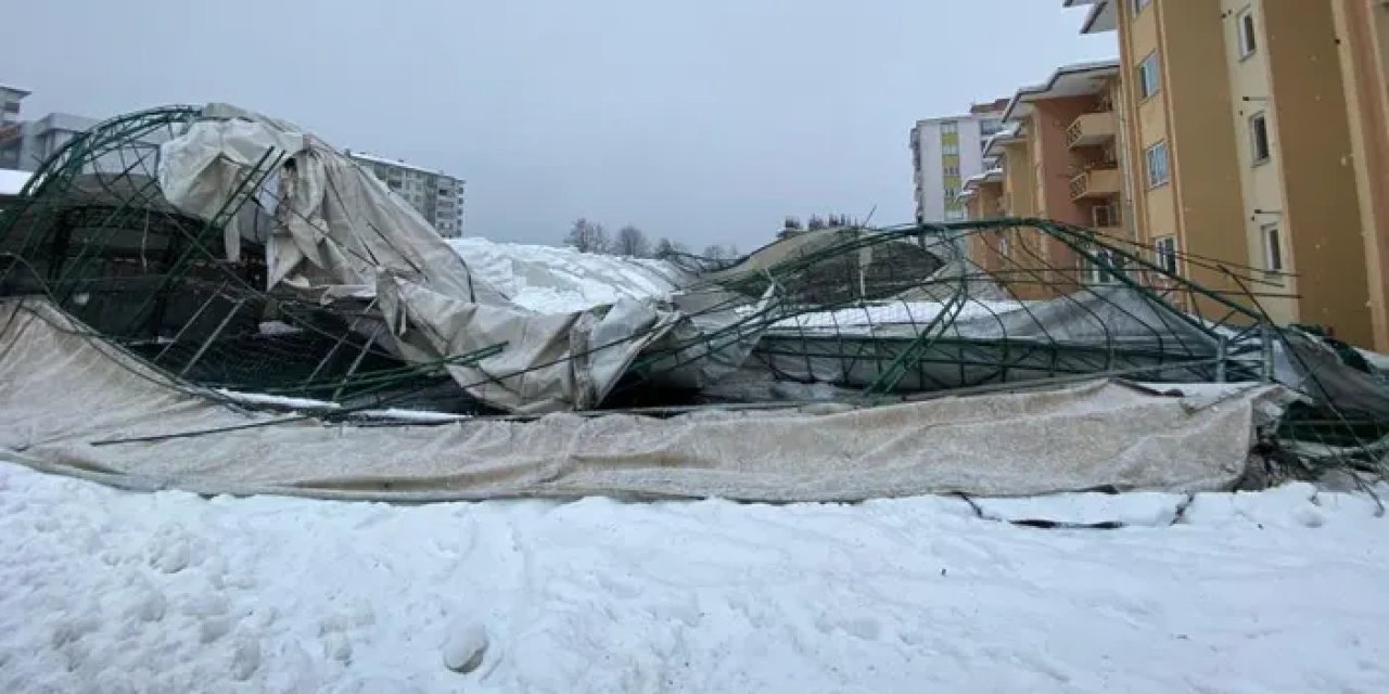 Rize’de kara dayanamayan halı sahanın çatısı çöktü