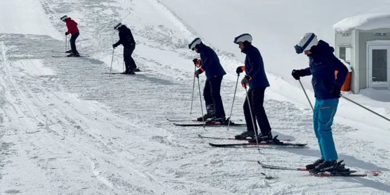 Ordu’da iş makinesi operatöründen gençlere kayak sürprizi