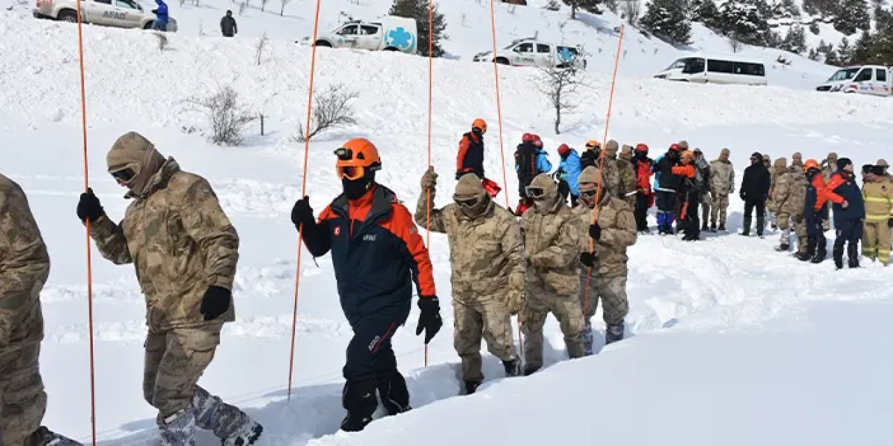 Gümüşhane’de gerçeğini aratmayan çığ tatbikatı!