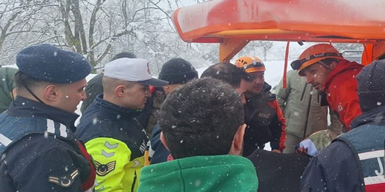 Rize'de AFAD ekipleri yolu kardan kapanan köydeki hasta için seferber oldu