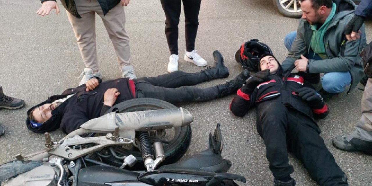 Samsun'da hafif ticari araç motosiklet ile çarpıştı! 2 yaralı