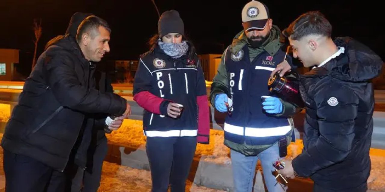 Bayburt’ta dondurucu soğukta sıcak jest! Polislerden yolculara çay ve kurabiye ikramı