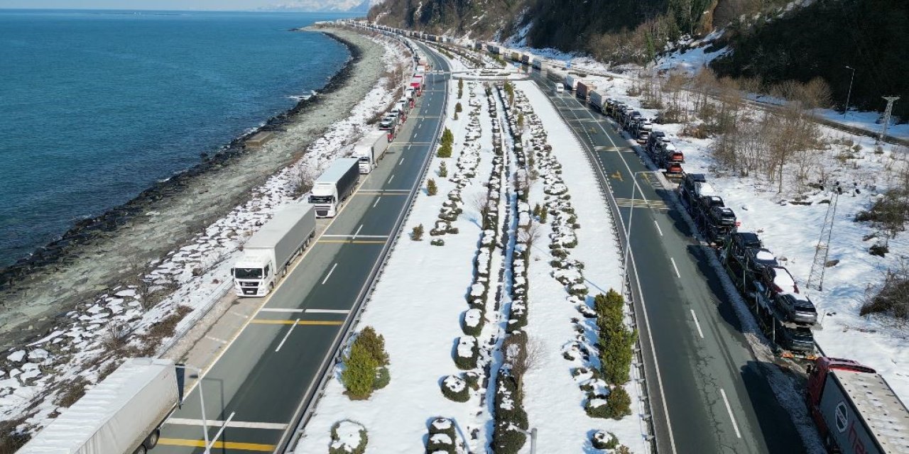 Gürcistan'daki kar yağışı Karadeniz ilini vurdu! Uzun kuruk oluştu