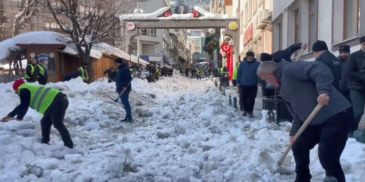 Artvin’de cadde ve sokaklarda imece usulü kar temizliği