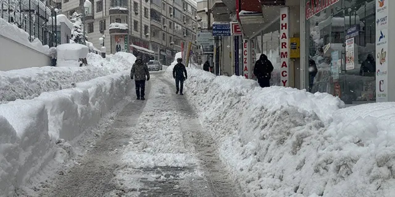Artvin’de 28 yılın en yoğun kar yağışı! Kar kalınlığı 1 metreyi aştı