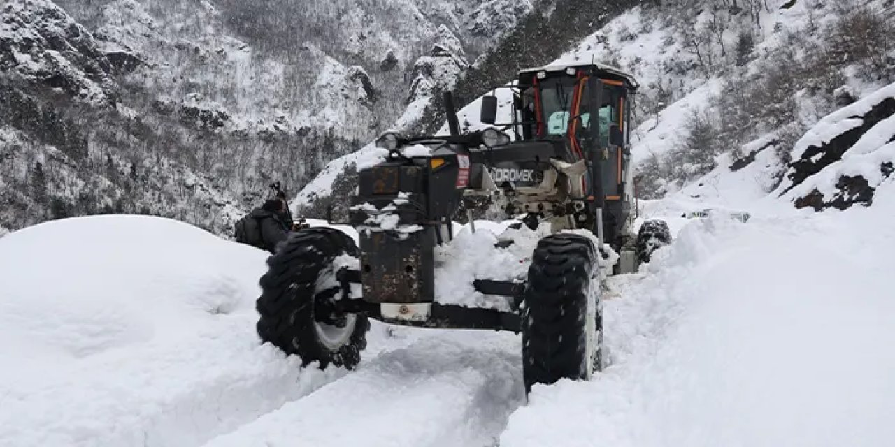 Artvin ve Rize’de karla mücadele sürüyor! 143 köy yolu kapandı