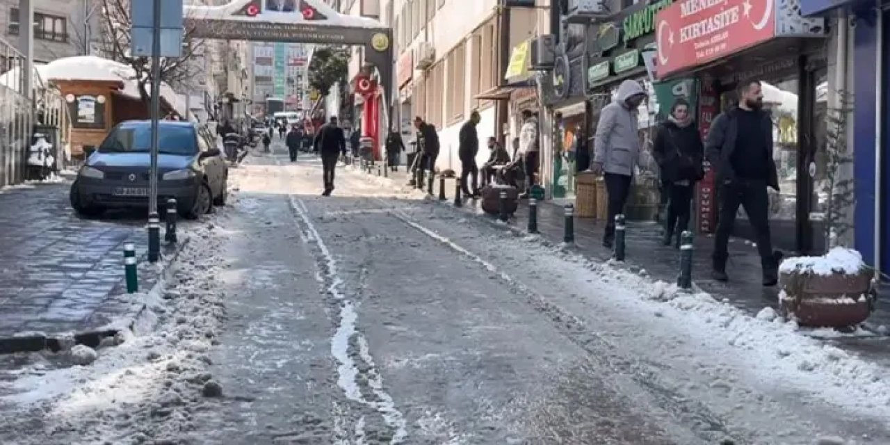 Artvin’de çatıdan düşen kar kütlesi korkuttu! Yaşlı adam saniyelerle kurtuldu