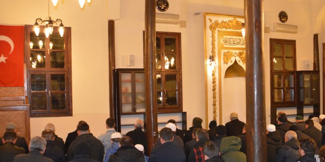 Samsun'da vatandaşlar ilk teravihte tarihi camileri doldurdu