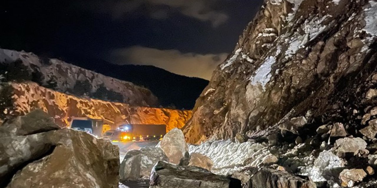 Artvin-Ardahan kara yolunda heyelan meydana geldi