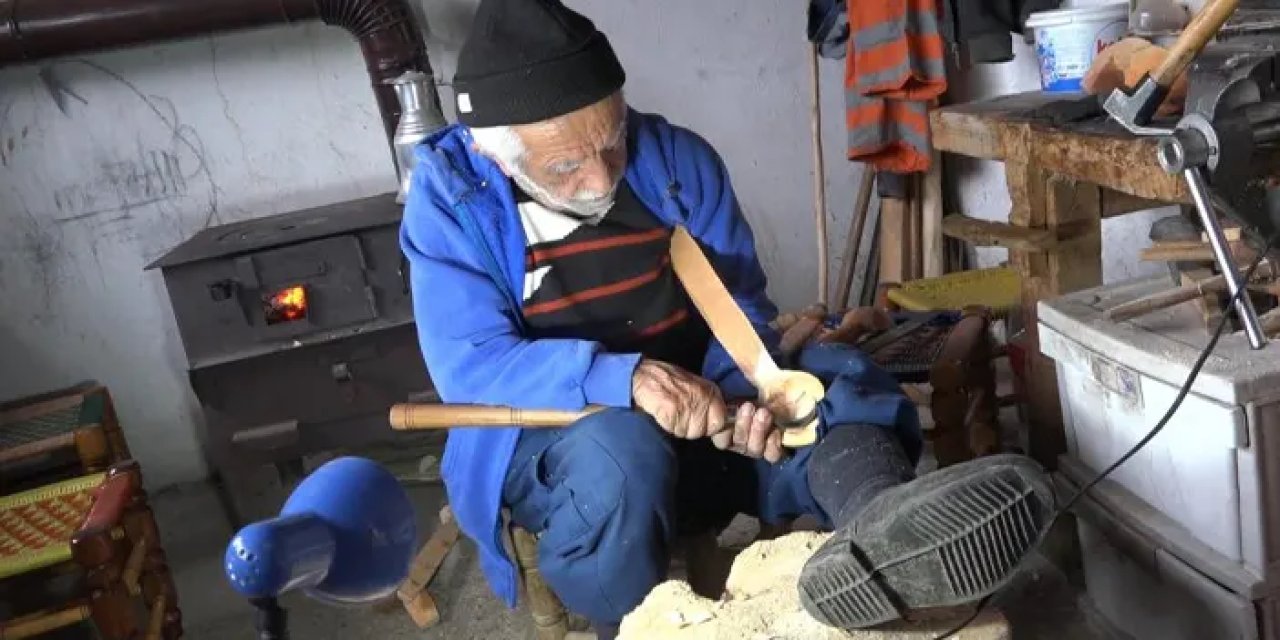Rize’de 91 yaşındaki kaşık ustası mesleğini sürdürüyor!