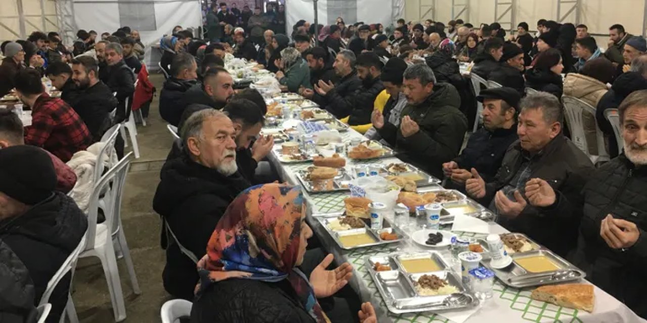 Giresun’da ilk iftar Espiye Belediyesi’nin çadırında yapıldı