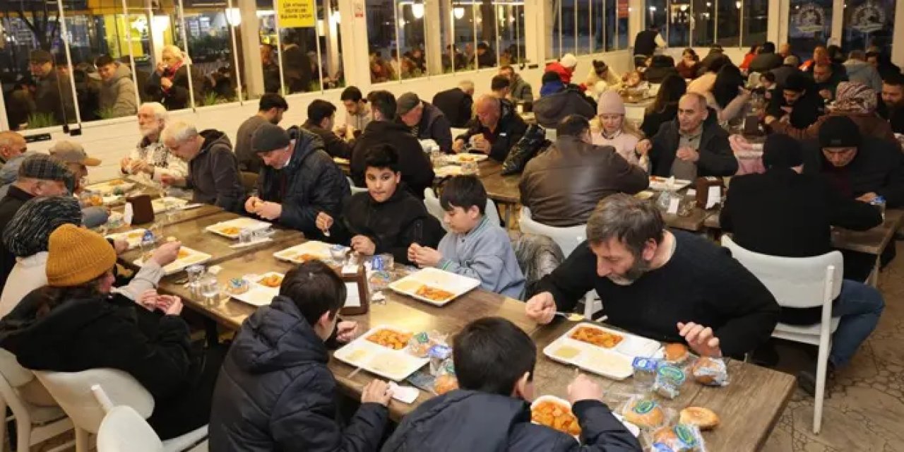 Samsun’da kurulan ilk iftar sofrasına yoğun ilgi!