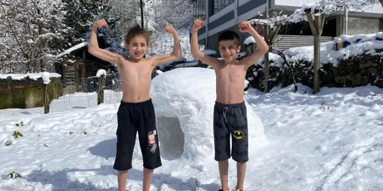 Artvin’de kardeşlerden kar üzerinde güreş antrenmanı