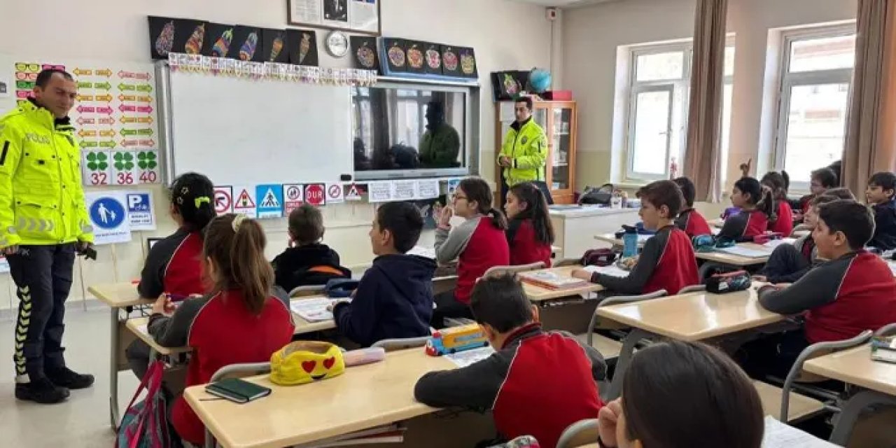 Bayburt’ta polisten öğrencilere trafik eğitimi