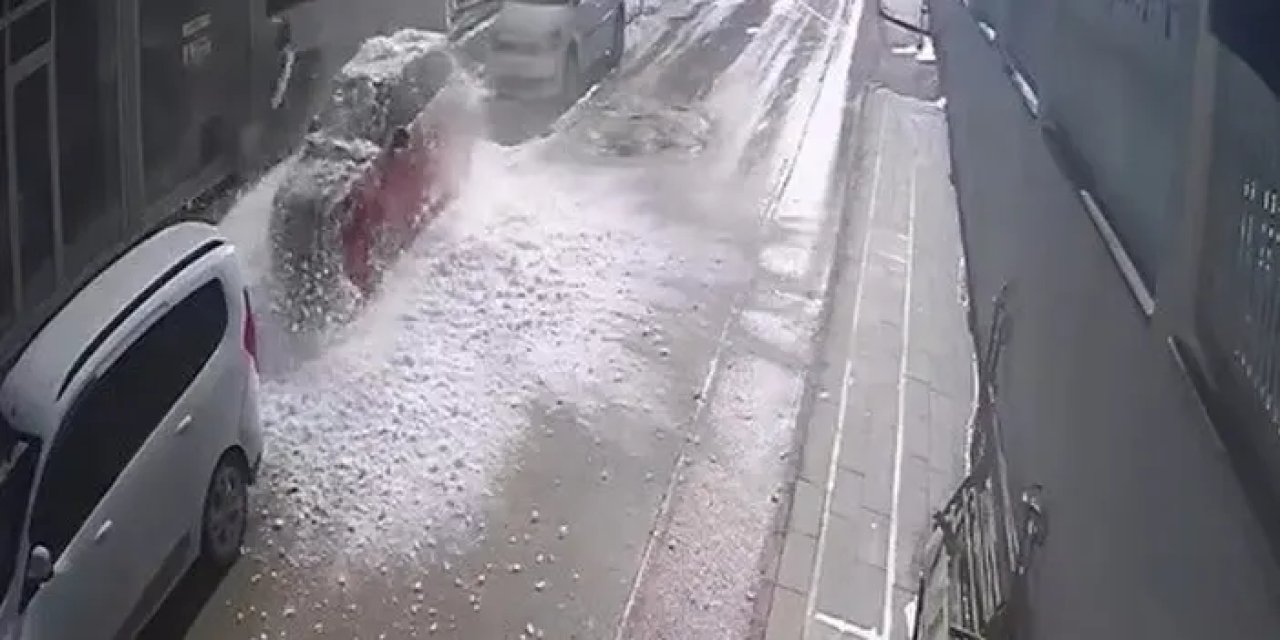 Bayburt’ta park halindeki aracın üzerine kar kütlesi düştü!