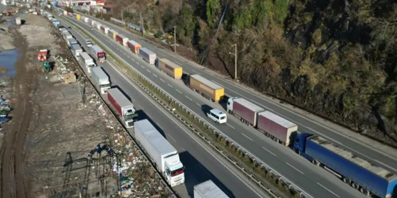 Artvin’de tır kuyruğunda iftar telaşı!