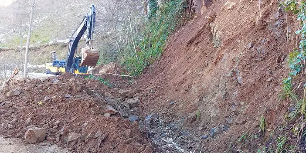 Giresun’da eriyen karlar toprak kaymasına neden oldu