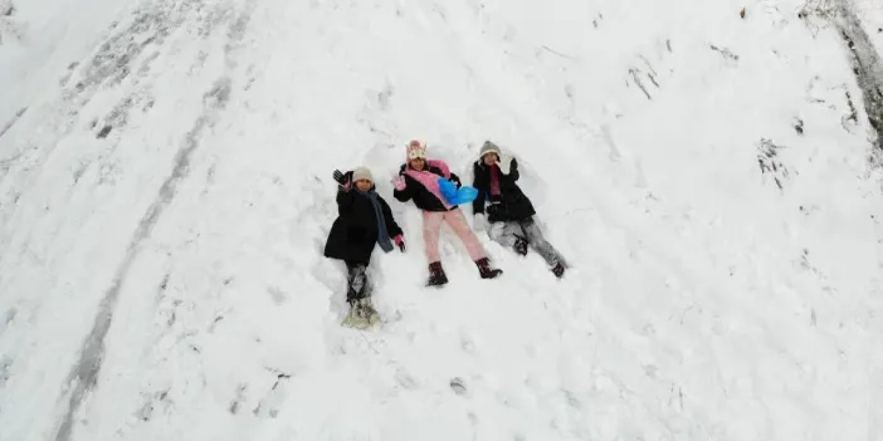 Bayburt’ta çocuklar karın keyfini yuvarlanarak çıkardılar