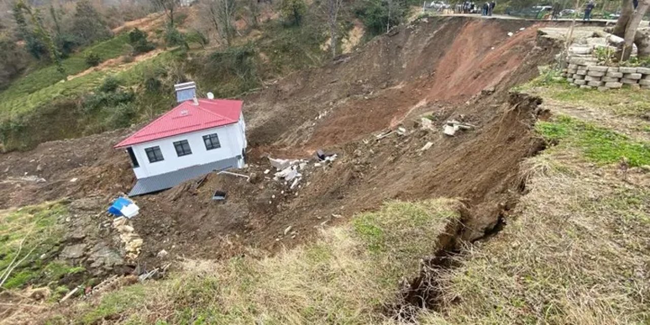 Artvin’de iki katlı ev heyelanda 50 metre sürüklendi