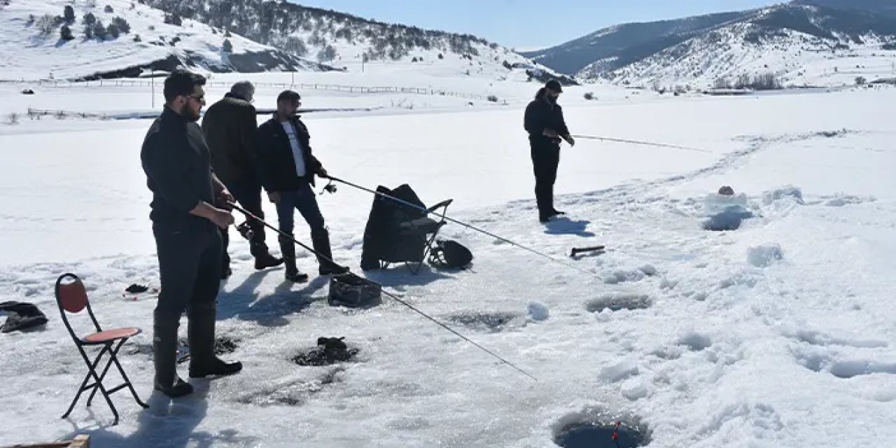 Gümüşhane'de buz üstünde balık avı! Eksi 16 derecede heyecanlı bekleyiş