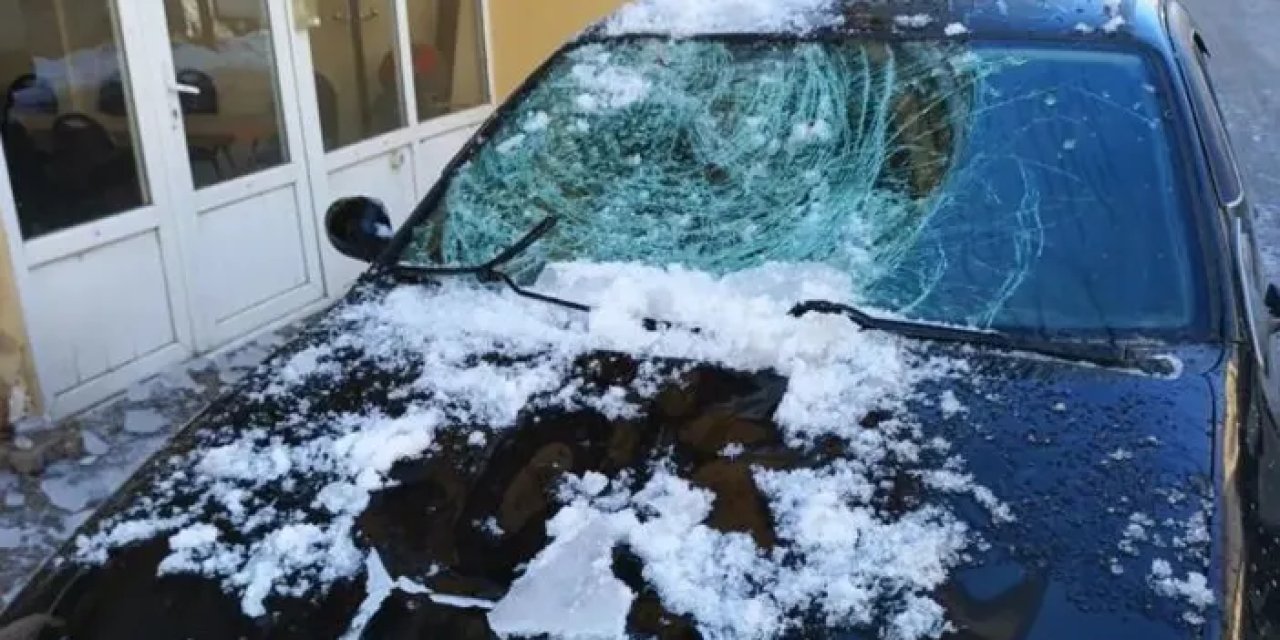 Giresun’da park halindeki otomobile çatıdan kar düştü!