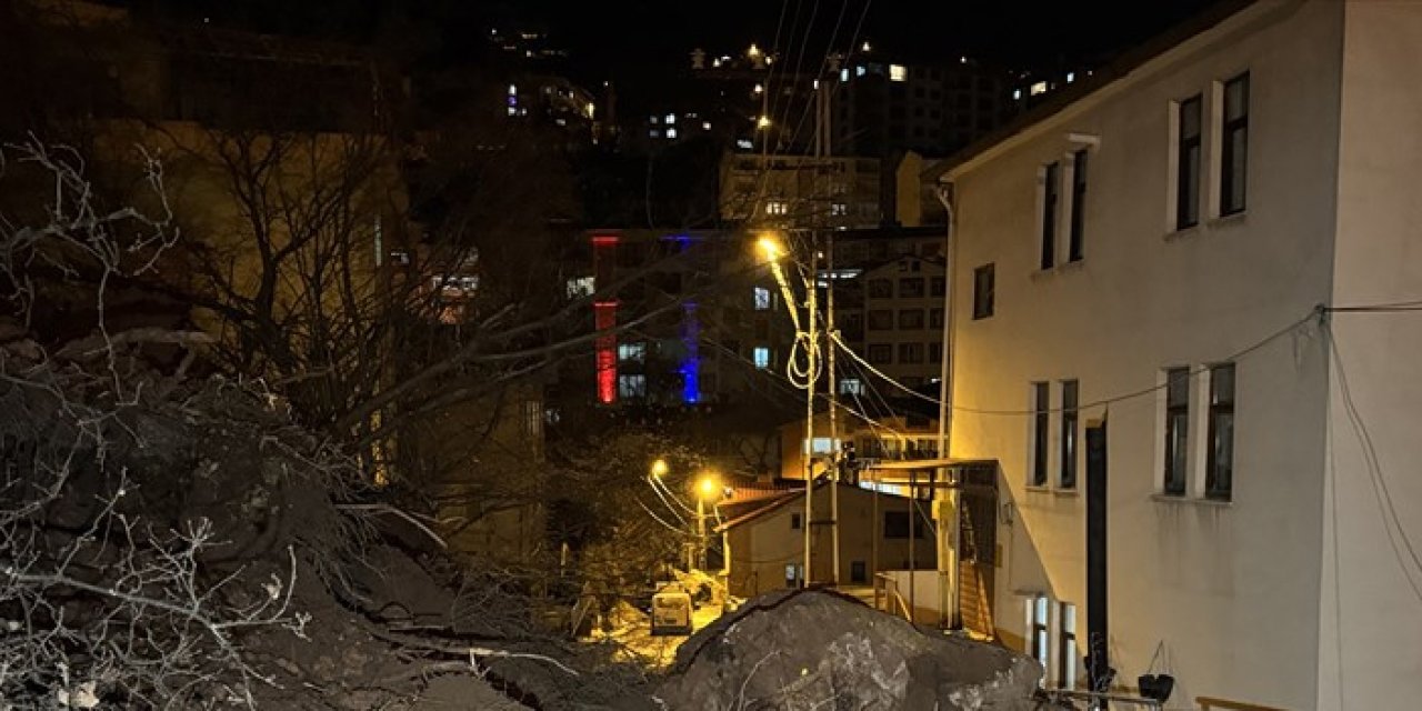 Artvin'de heyelan nedeniyle mahalle yolu ulaşıma kapandı