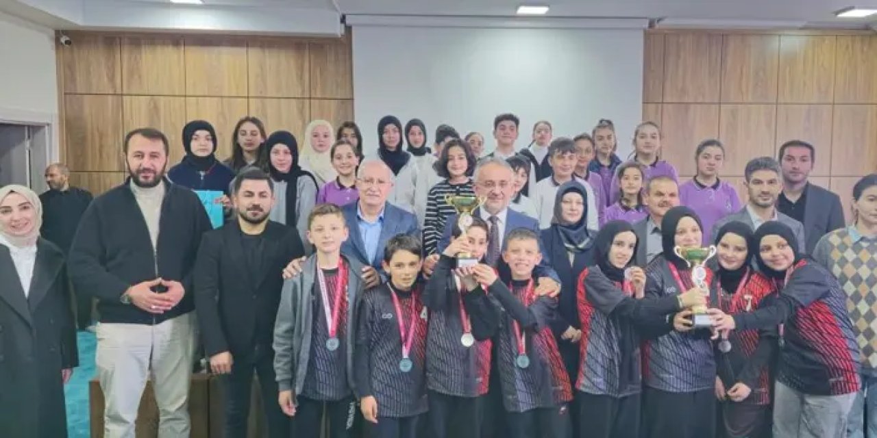 Bayburt’ta şiir yarışmasında dereceye giren öğrenciler ödüllendirildi