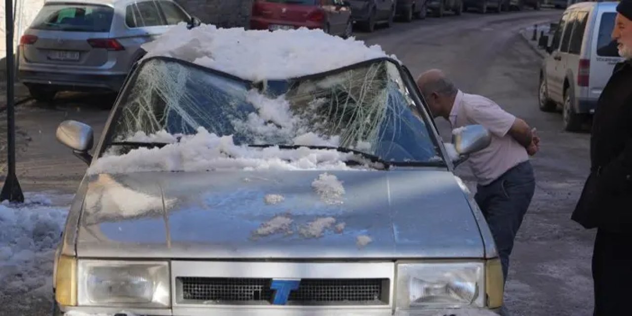 Bayburt’ta kar kütlesi düştüğü araca hurdaya döndürdü