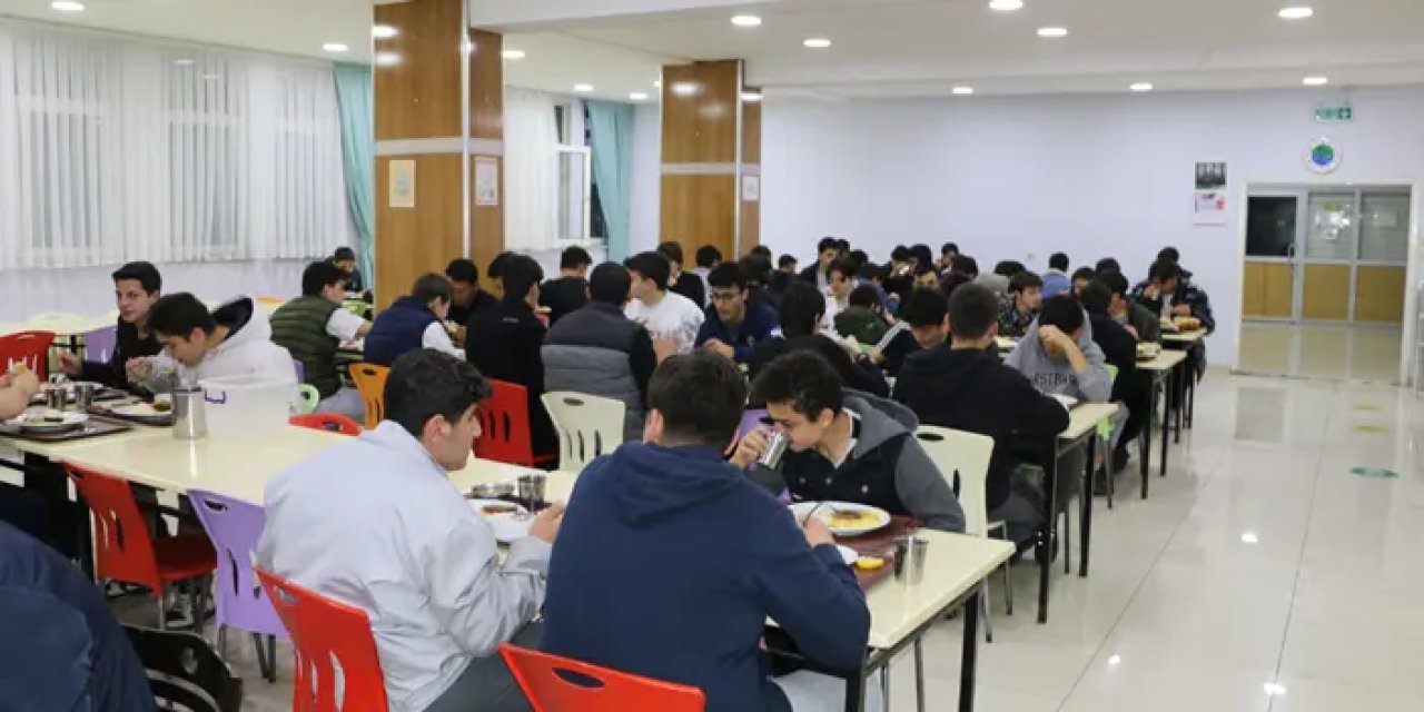 Trabzon Of’ta öğrenciler iftarda bir araya geldi!