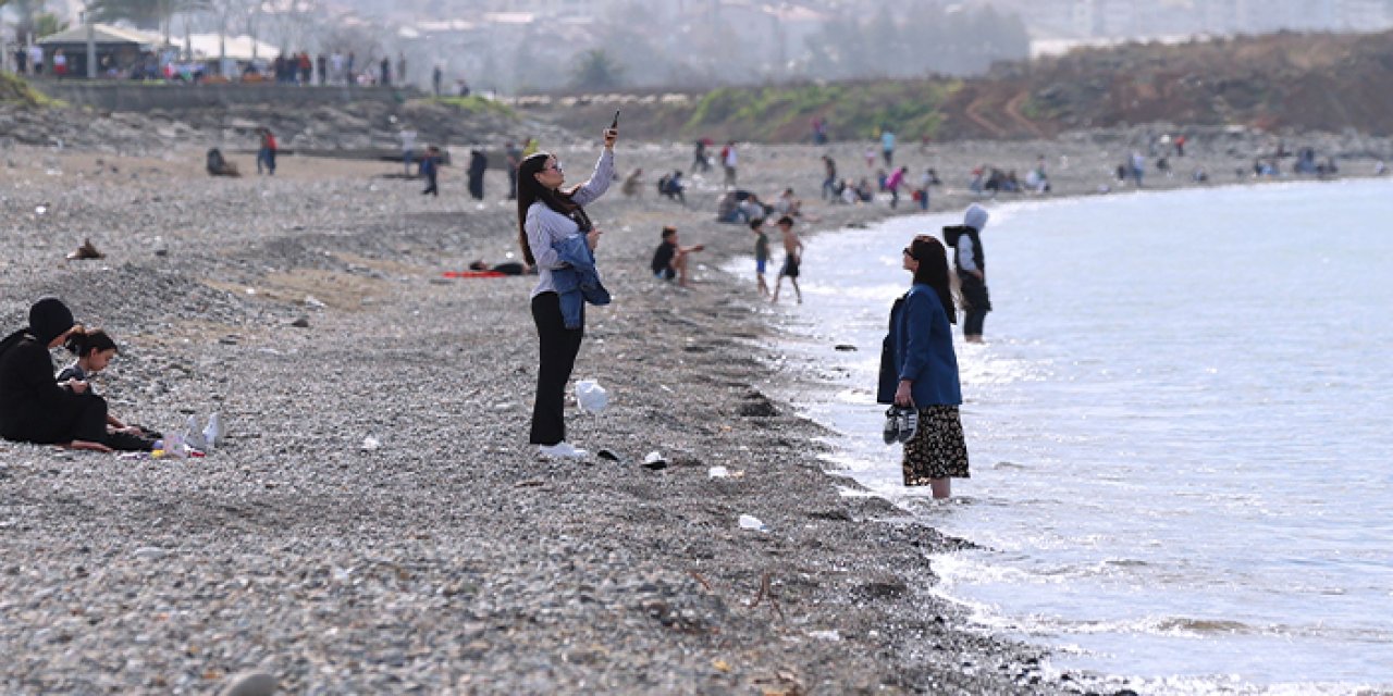 Trabzon'da sıcak havayı fırsat bildiler! Deniz sezonunu açtılar