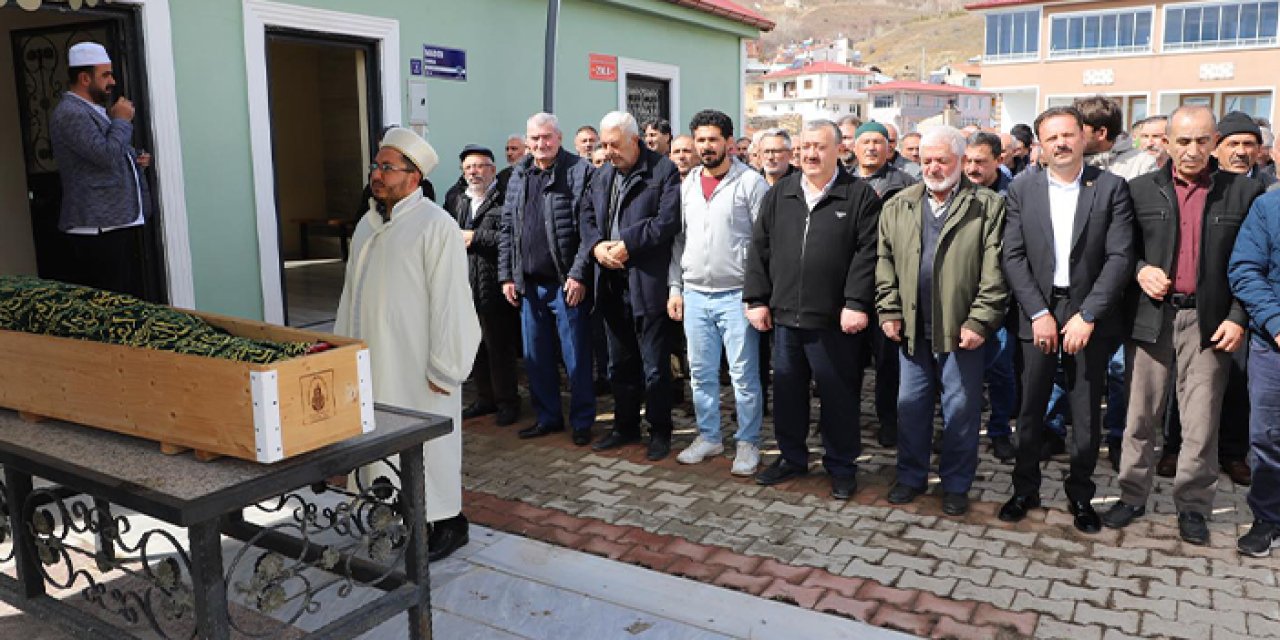 Gümüşhane'de annesinin cenazesinde hayatını kaybeden kadın defnedildi