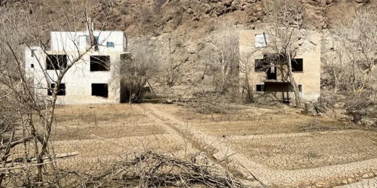 Artvin’de sular çekildi! Asırlık köy ortaya çıktı